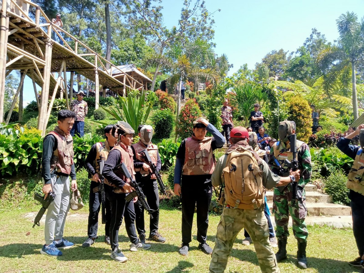 Atlet nembak tengah mempersiapkan jelang berlomba. (foto: Galih Rakasiwi/jatimnow.com))