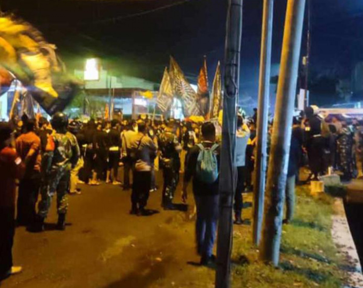 Pesilat dari salah satu perguruan menggelar aksi di depan Mapolsek Balongpanggang Gresik. (foto: tangkapan layar)