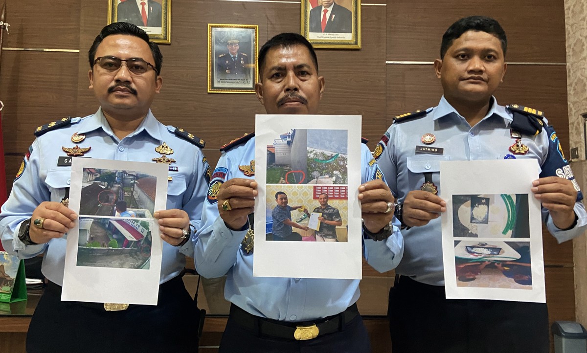 Petugas Lapas Kediri menunjukkan cetak digital hasil tangkapan layar upaya penyelundupan narkoba. (foto: Yanuar Dedy/jatimnow.com)