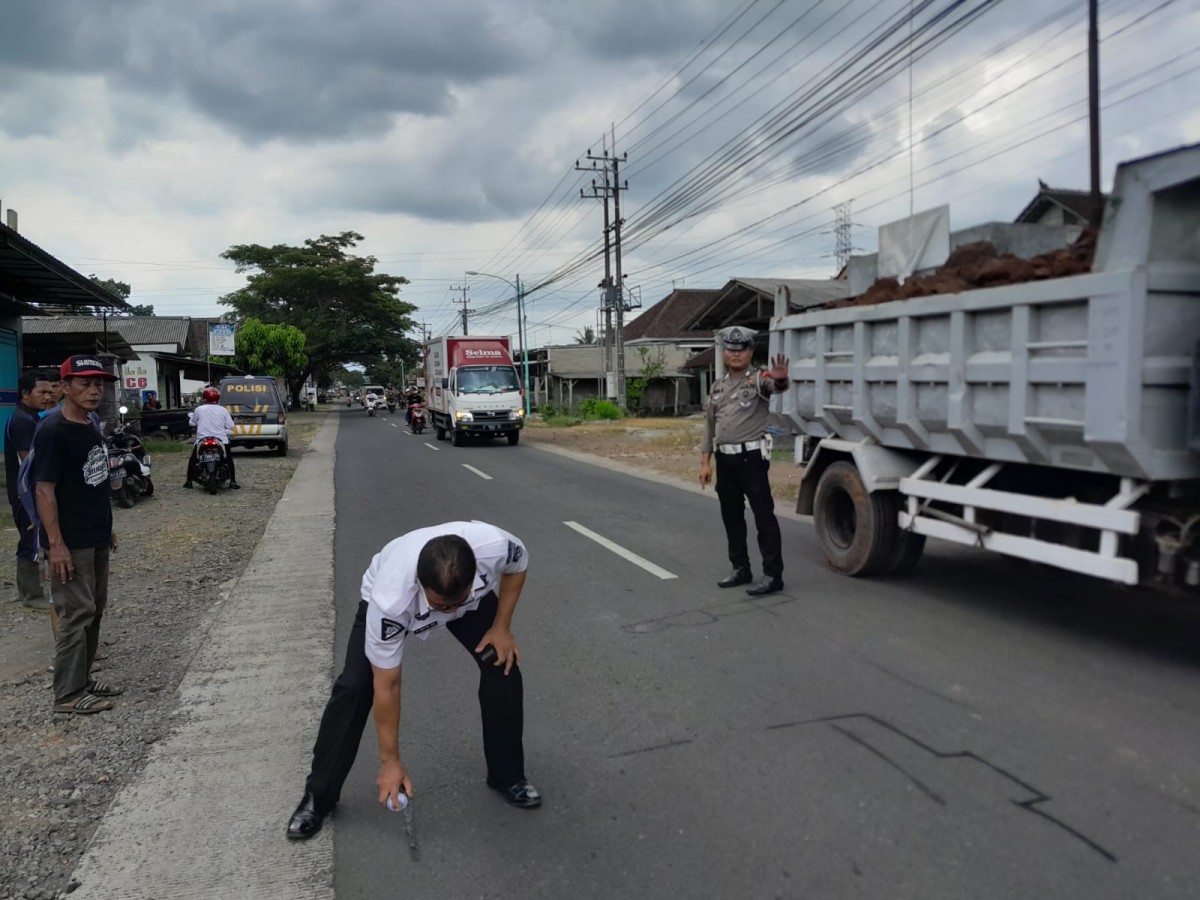 Petugas melakukan olah TKP yang menewaskan seorang pelajar di Banyuwangi. (foto: Polsek Genteng for jatimnow.com)
