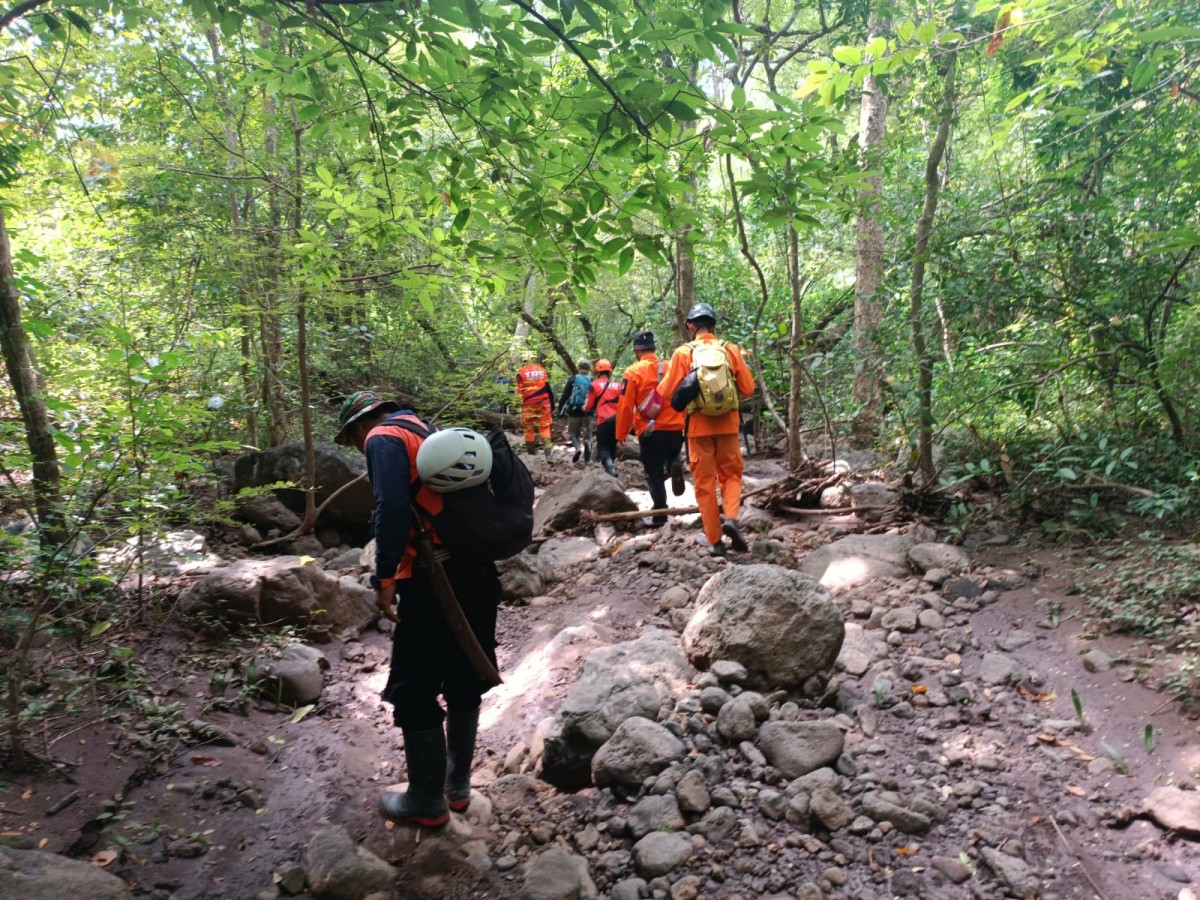 Petugas menggelar doa sebelum melakukan pencarian Misnadi, warga banyuwangi yang hilang sejak akhir pekan lalu. (foto: Pos Basarnas Banyuwangi for jatimnow.com)