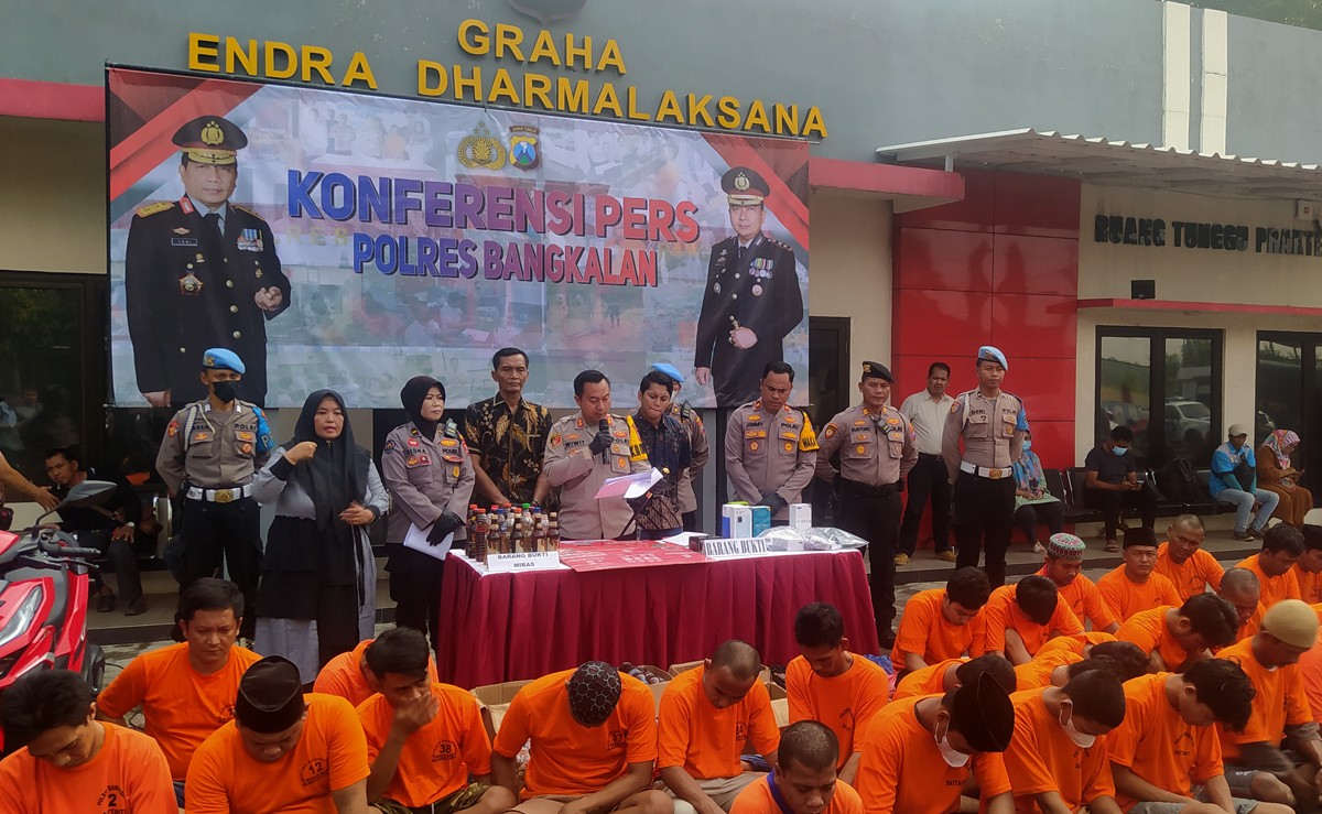 Sejumlah pelaku yang terjaring operasi pekat diamankan dalam rilis di Polres Bangkalan. (foto: Humas Polres Bangkalan for jatimnow.com)