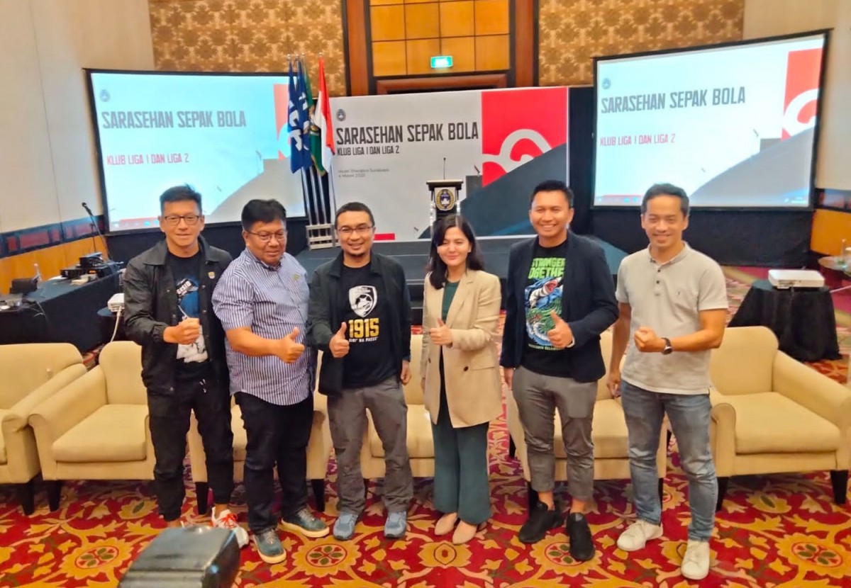 Wakil Ketua PSSI, Ratu Tisha Destria (tengah), saat Saresehan Sepak Bola di Surabaya (Foto: Zain Ahmad/jatimnow.com)