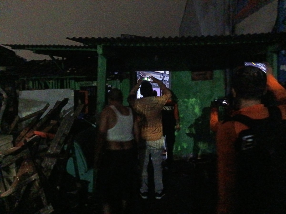 Rumah di Jalan Sukolilo Lor Surabaya hangus terbakar yang diduga akibat arus pendek. (foto: Rama Indra Surya/jatimnow.com)