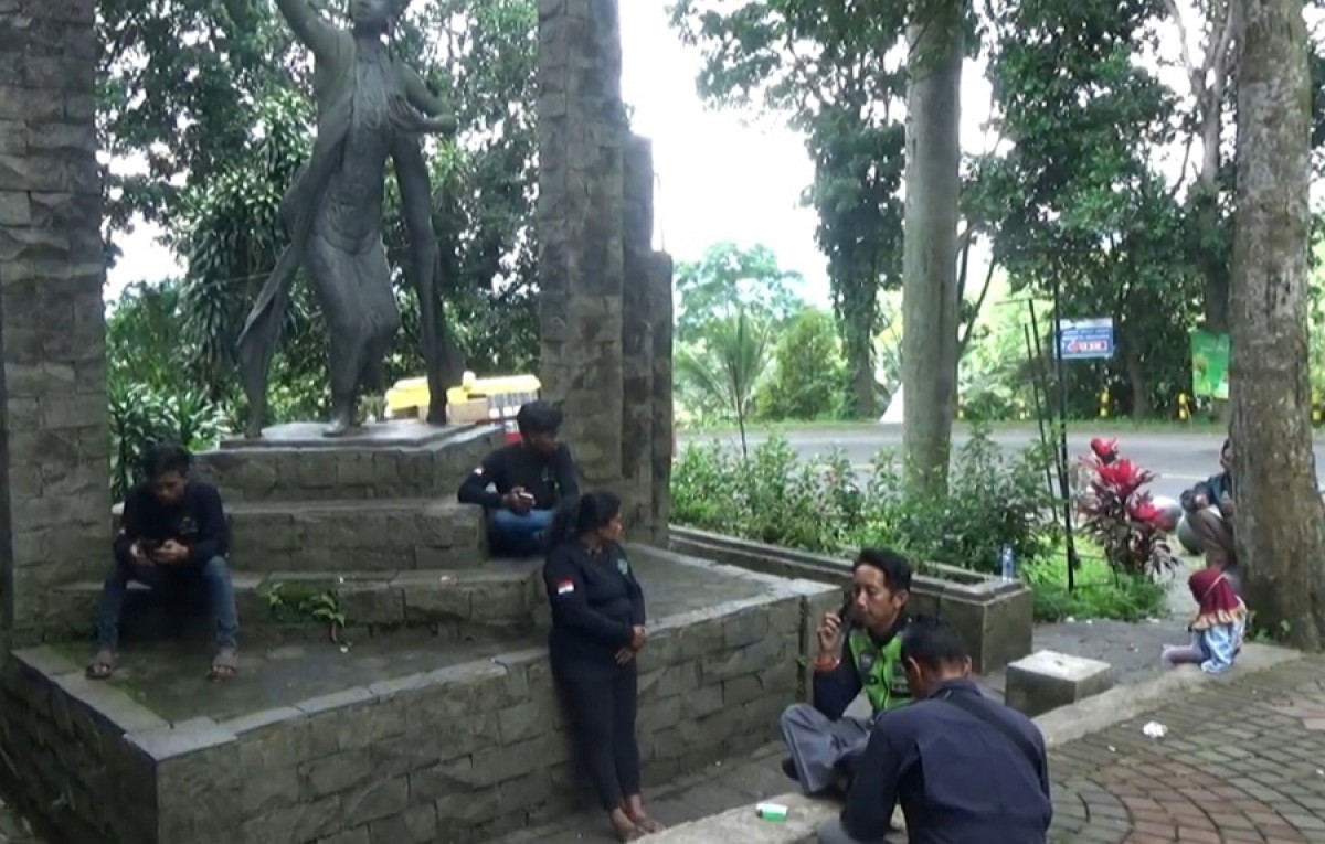Relawan Gumitir yang standby dibawah Patung Gandrung, Banyuwangi. Foto: Eko Purwanto