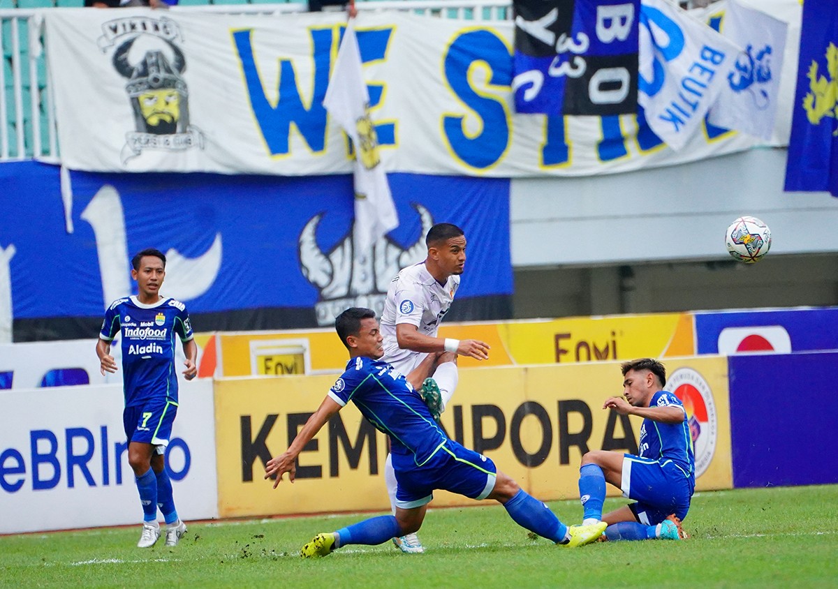 Renan Silva berduel dengan pemain Persib Bandungdalam lanjutan Liga 1 2022-2023. (foto : Persik Kediri for jatimnow.com)