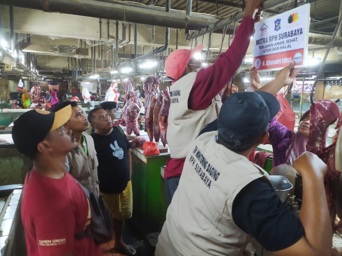 Pemasangan papan Mitra RPH kepada pedagang daging sapi di Surabaya (Foto-foto: RPH Surya for jatimnow.com)
