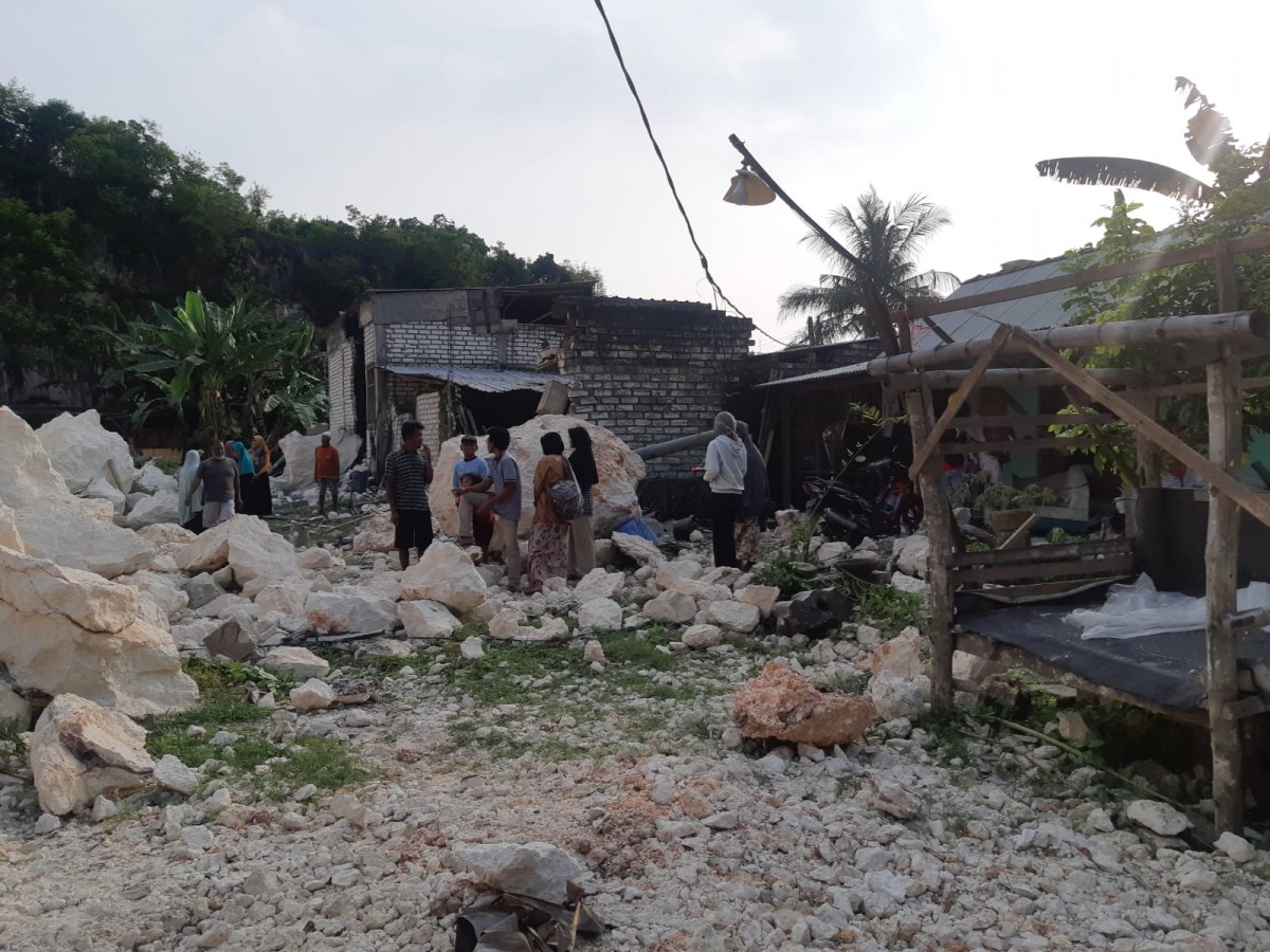 Kondisi terkini rumah warga Lamongan yang rusak parah tertimpa longsoran material bekas galian C. (Foto : Adyad Ammy Iffansah/jatimnow.com)