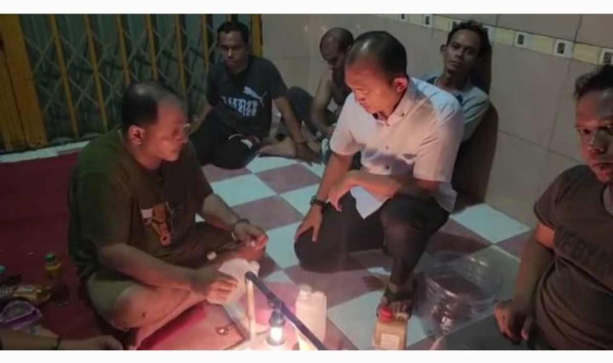 Para tersangka memeragakan sabu oplosan di depan polisi. (foto Satresnarkoba Polres Pasuruan for jatimnow.com)