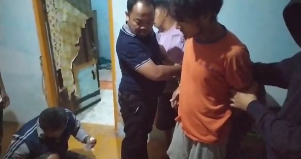 Duduk di Ruang Tamu, 3 Pemuda Bangkalan Dibekuk Polisi, Kenapa?