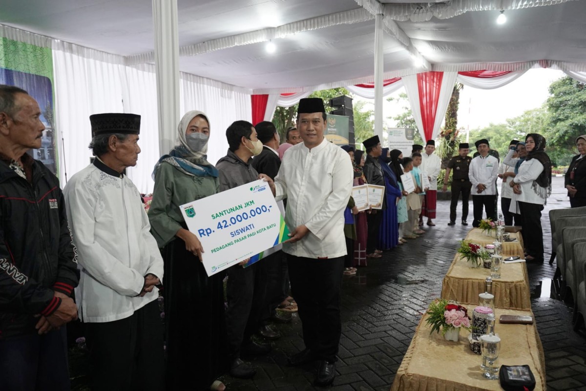 Sekda Kota Batu, Zadiem Effisensi memberikan bantuan secara simbolis. (Prokopim KWB for jatimnow.com))