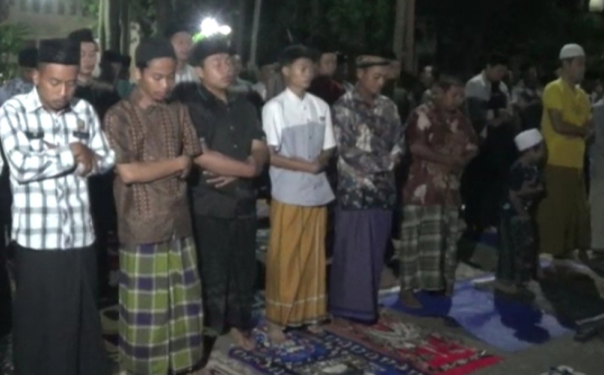 Jamaah sholat tarawih kilat di Ponpes Mambaul Hikam Mantenan Blitar. (foto: Bramanta Pamungkas/jatimnow.com)