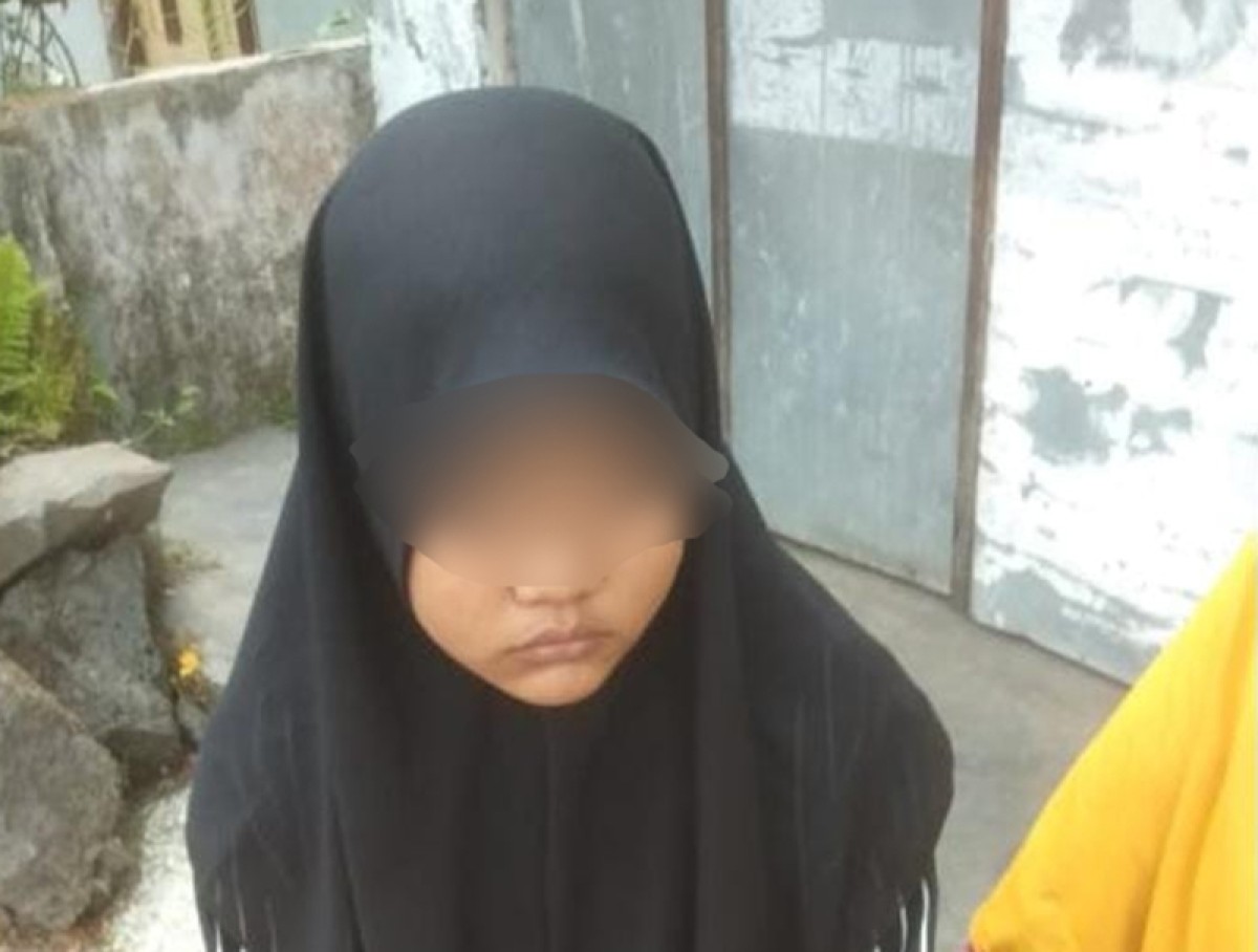 Santriwati yang dilaporkan meninggalkan Pondok Pesantren Darul Anwar, Banyuwangi. (foto: Apandi for jatimnow.com)