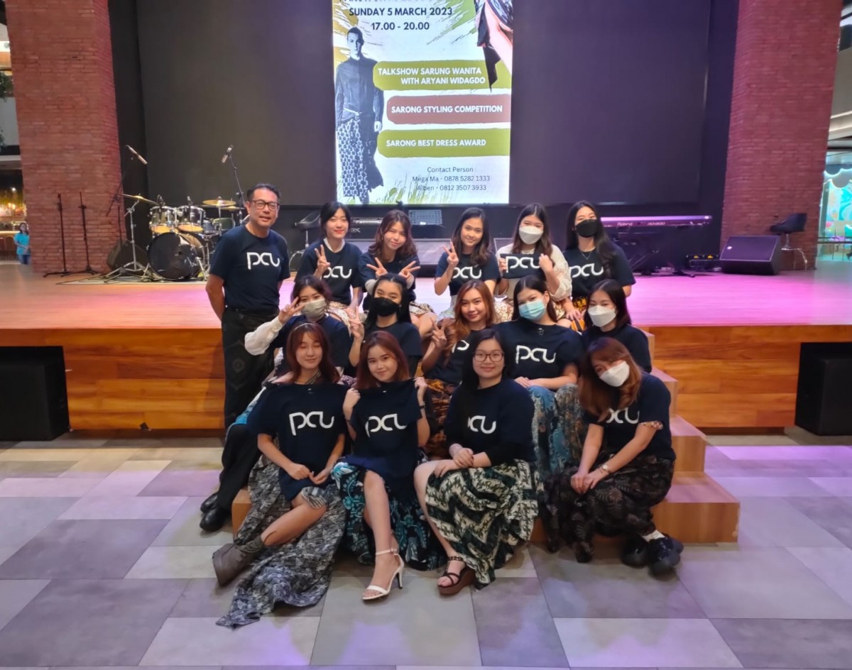 Mahasiswa  program Textile and Fashion Design UK Petra Surabaya turut meramaikan IFC dengan tarung Sarong is My New Style. (foto: UK Petra for jatimnow.com)