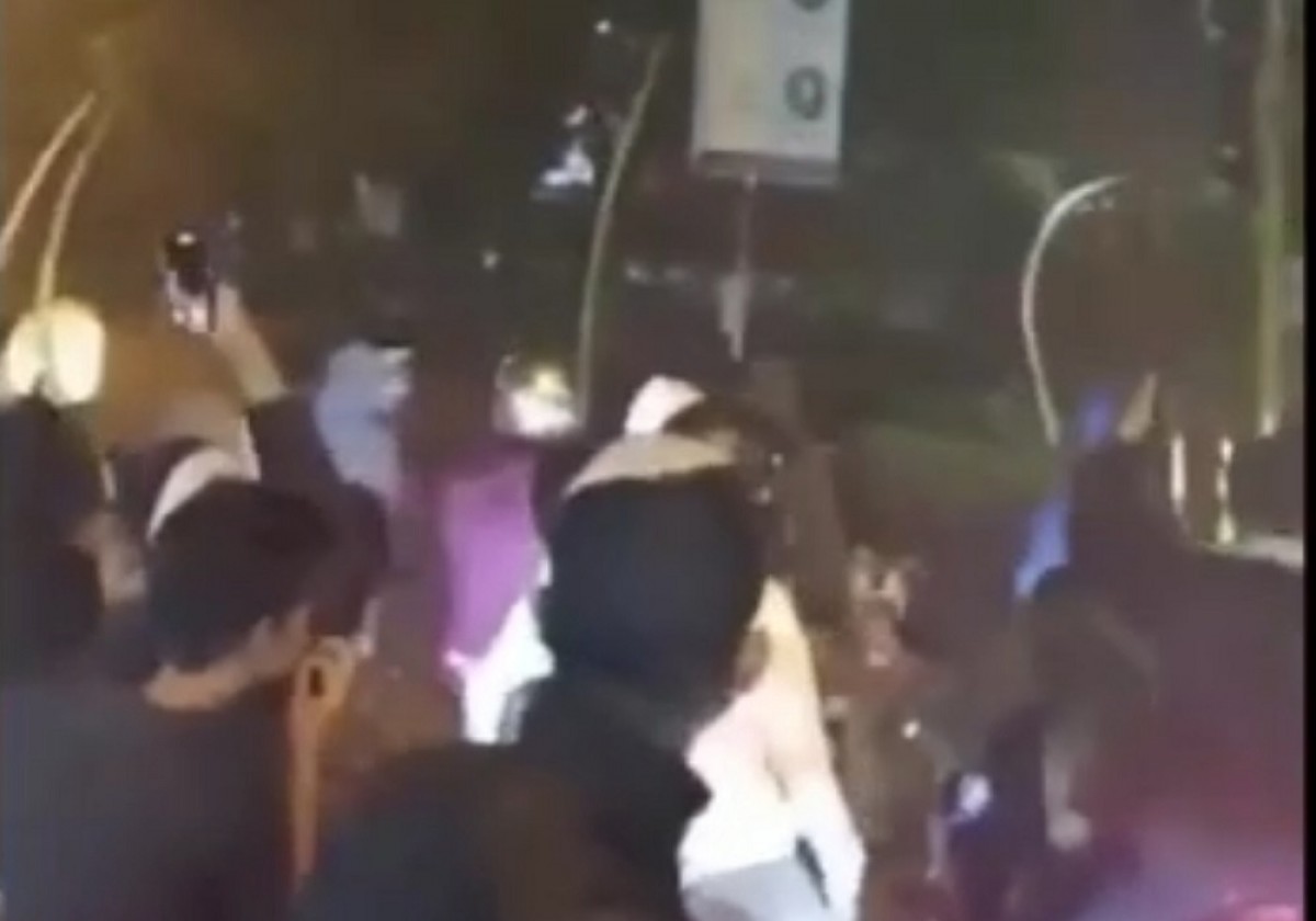 Gerombolan pemuda bersajam yang disebut lokasinya di perempatan Wonoayu. (Foto-foto: tangkapan layar video)