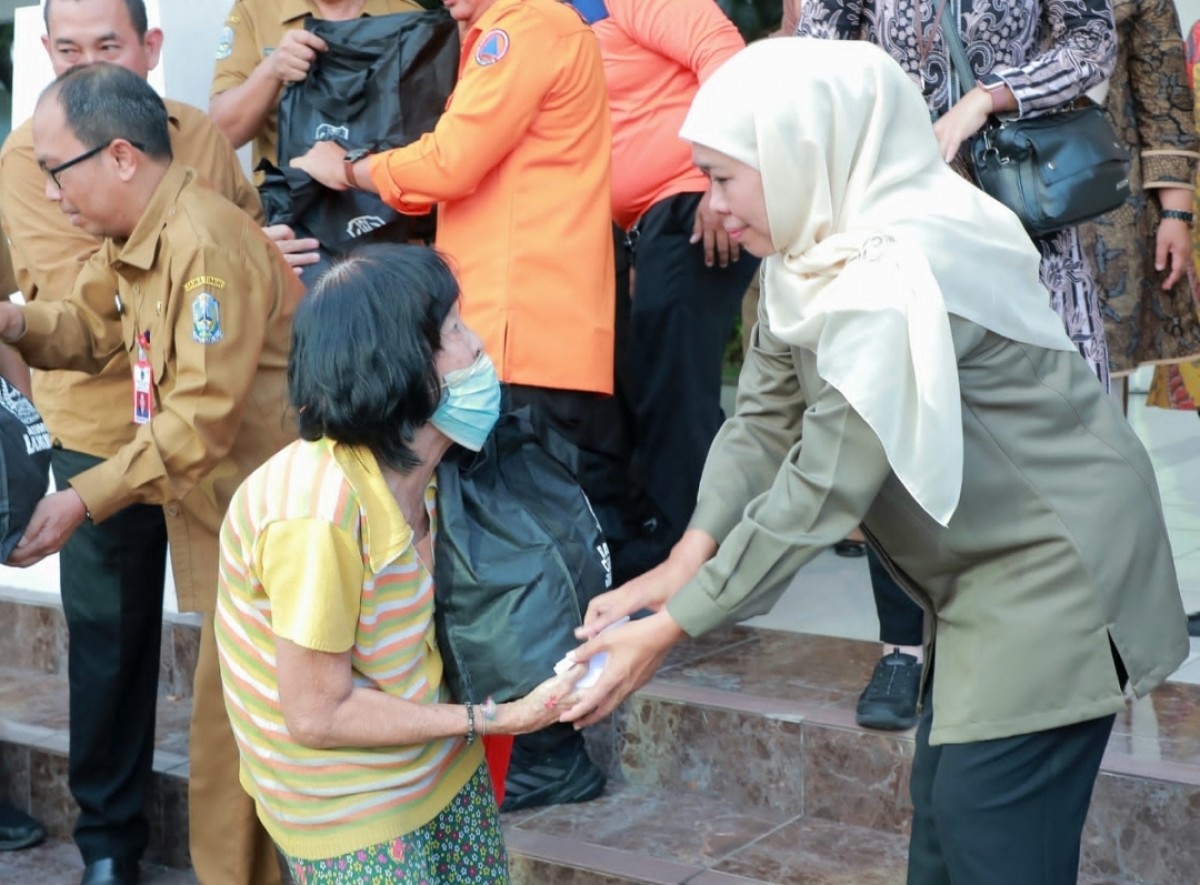 Khofifah saat membagikan paket sembako kepada warga sekitar Kantor Gubernur Jatim (Foto: Humas Pemprov Jatim for jatimnow.com)