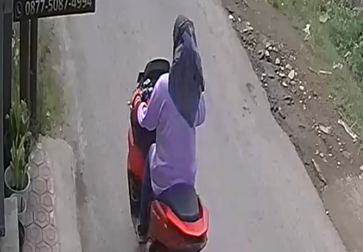 Wanita yang diduga mencuri uang hingga emas di Sidoarjo (Foto: Tangkapan layar CCTV)