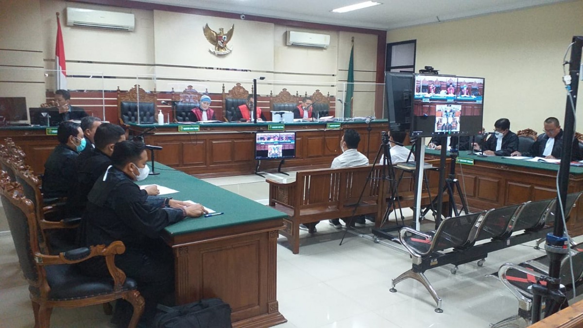 Sidang perdana kasus suap dana hibah Pokmas APBD Jatim yang menjerat Sahat SImanjuntak cs. (foto: Zain Ahmad/jatimnow.com)