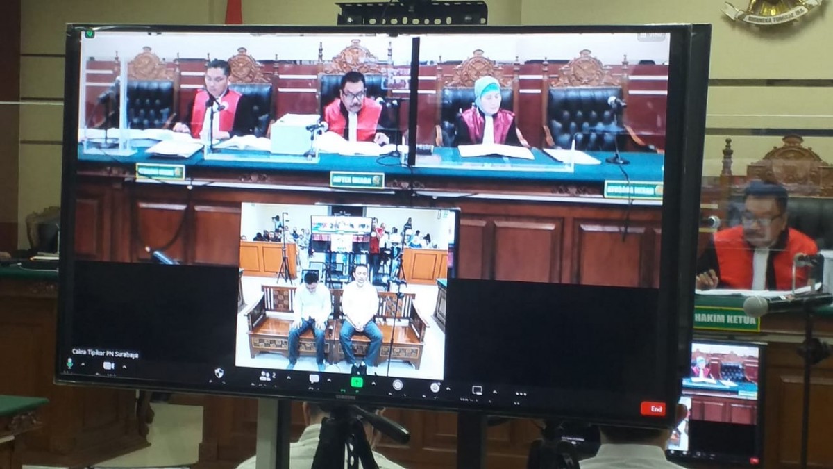 Dua terdakwa penyuap Sahat Simanjuntak, eks wakil ketua DPRD Jatim saat mengikuti sidang dakwaan di Pengadilan Tipikor Surabaya. (foto: Zain Ahmad/jatimnow.com).