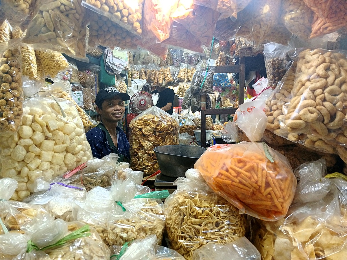 Musleh, pedagang snack kiloan di Pasar Wonokromo, Surabaya. (foto: Rama Indra Surya/jatimnow.com)