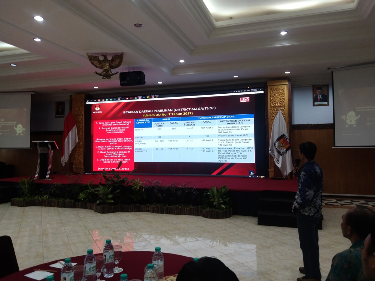 Sosialiasi penetapan daerah pemilihan oleh KPU Kota Batu. (foto: Galih Rakasiwi/jatimnow,com)