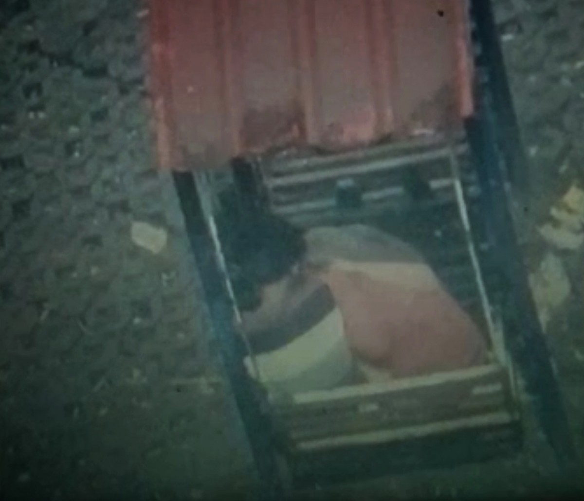 Sepasang kekasih terekam CCTV diduga melakukan aksi mesum di taman Kota Sampang pada 26 Februari, sekitar pukul 01.35 WIB. (foto: tangkapan layar)