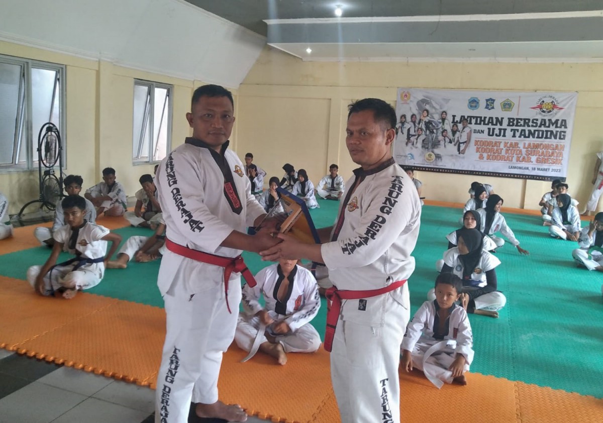 Latihan bareng dan uji tanding cabor tarung drajat empat daerah di Lamongan (Foto: Adyad Ammy Iffansah/jatimnow.com)