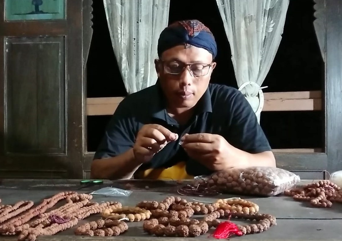 Pesanan Tasbih Biji Genitri di Tulungagung Meningkat, Ini Khasiatnya