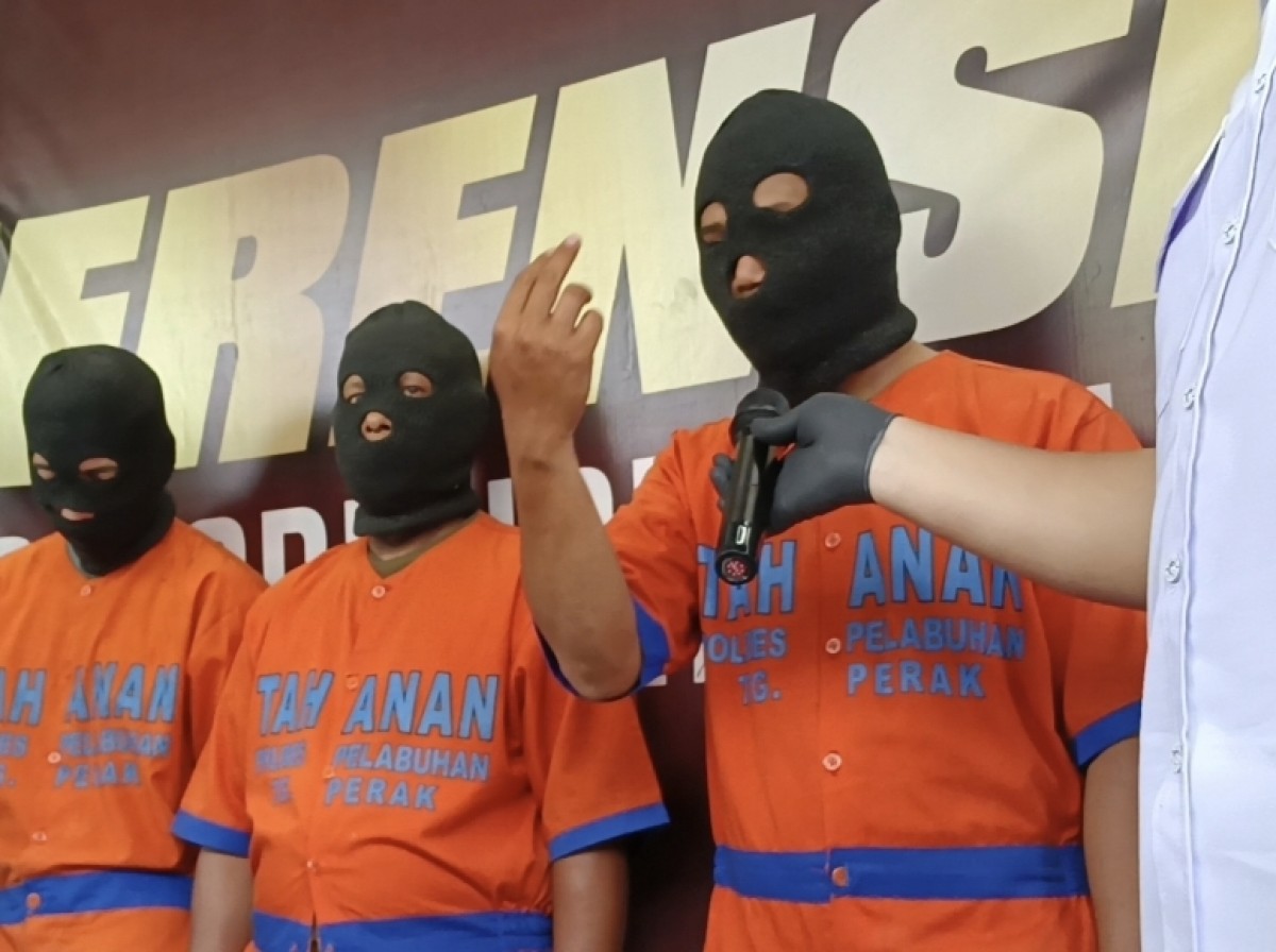 Tiga dari lima tersangka pengeroyokan pria asal Probolinggo hingga tewas. (foto: Rama Indra Surya/jatimnow.com)