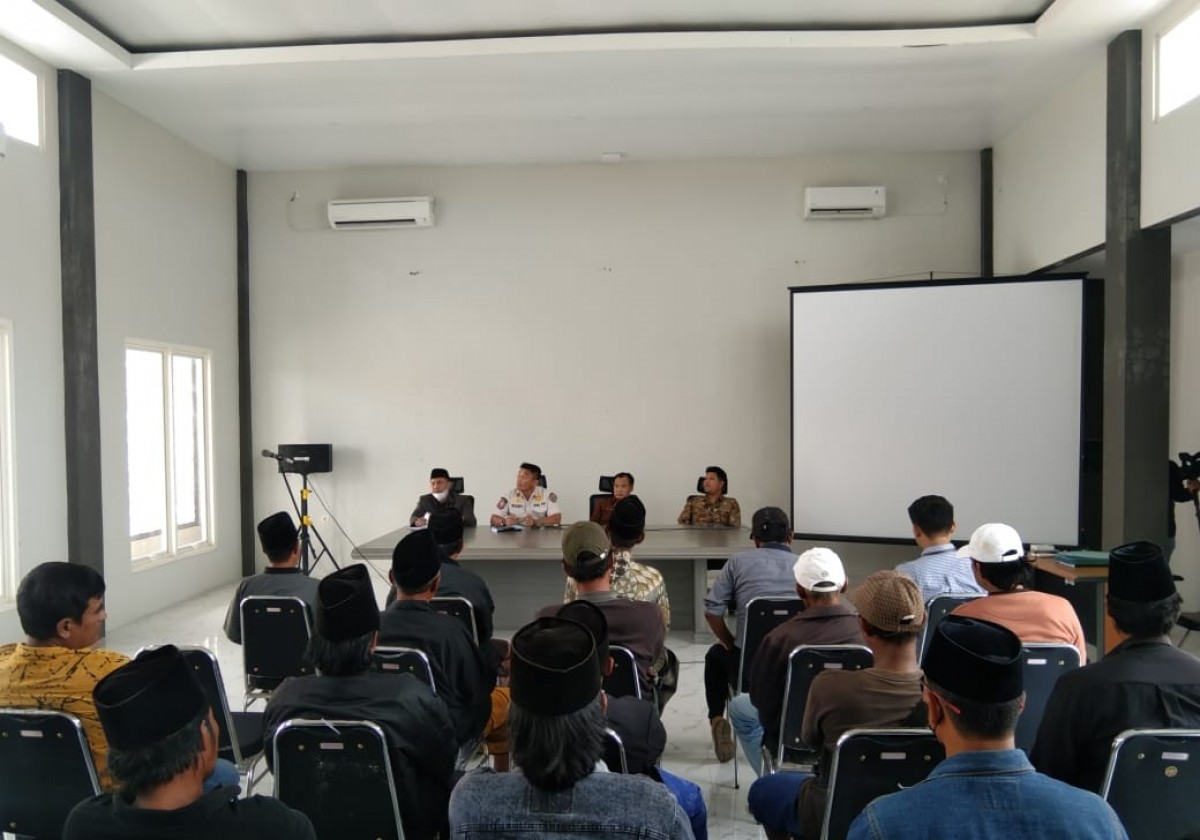 Warga Bangkalan meminta TFPKD mengambil tindakan agar Pilkades berjalan netral. (foto: Suaib Mahmud for jatimnow.com)