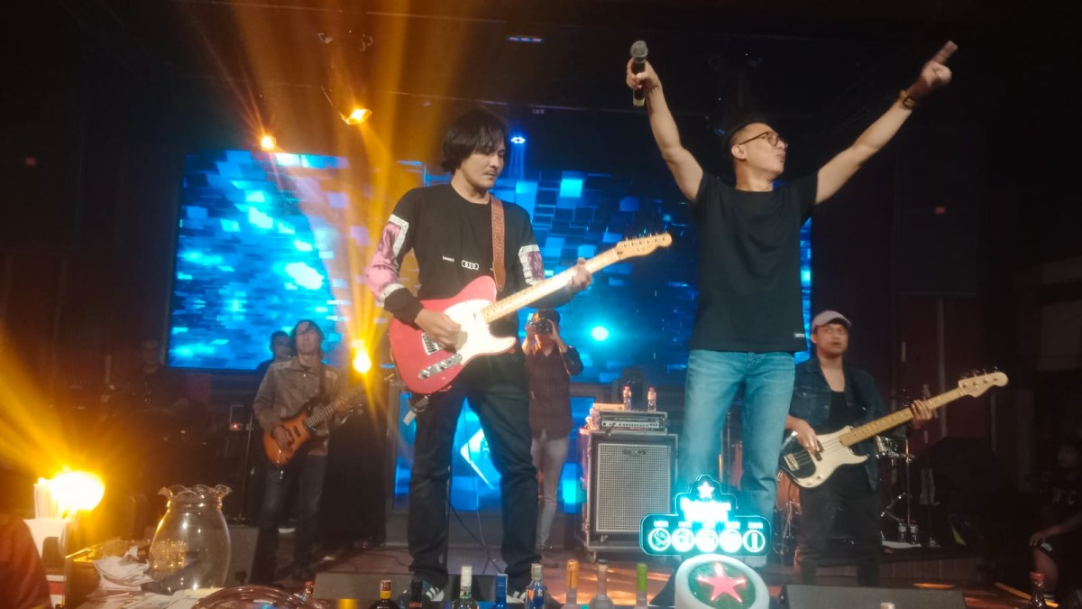 Aksi panggung TIC band saat menyapa penggemarnya di Colors Pub and Restaurant. (foto: CPR for jatimnow.com)