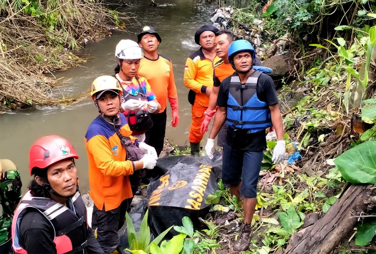 Evakuasi jenazah Alfian oleh Tim Sar gabungan. (foto : BPBD Kota Kediri for jatimnow.com)