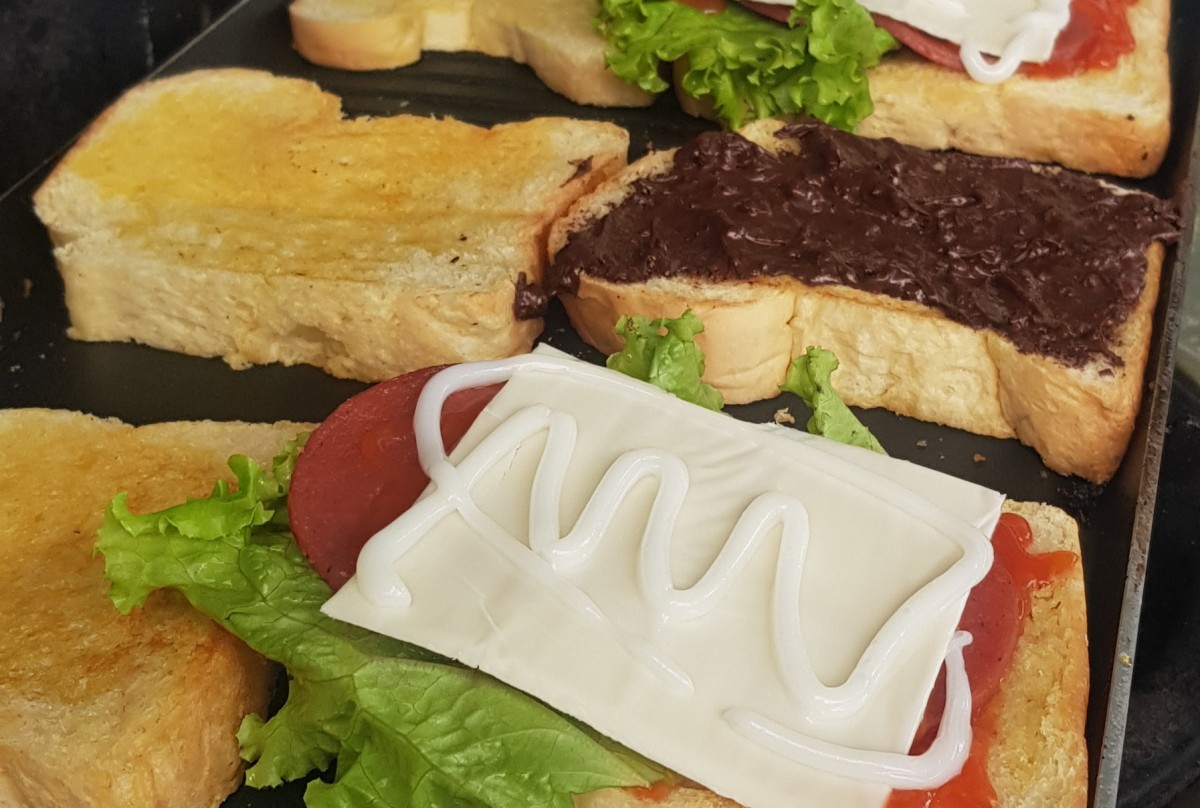 Toast ala OlehKopi yang siap dinikmati kala buka puasa. (Foto: Mochamad Rois/jatimnow.com)