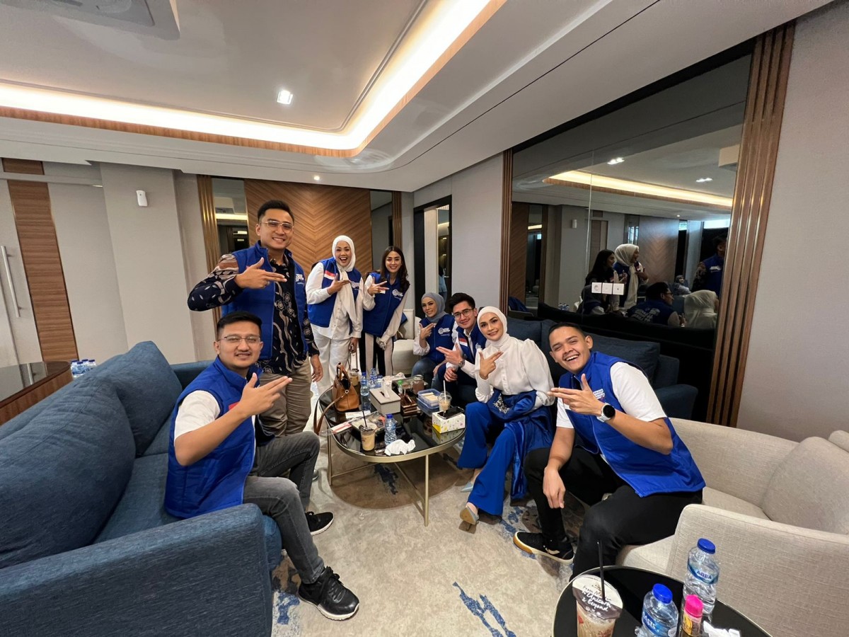 Tom Liwafa bersama kader PAN. (foto: Mahe for jatimnow.com)