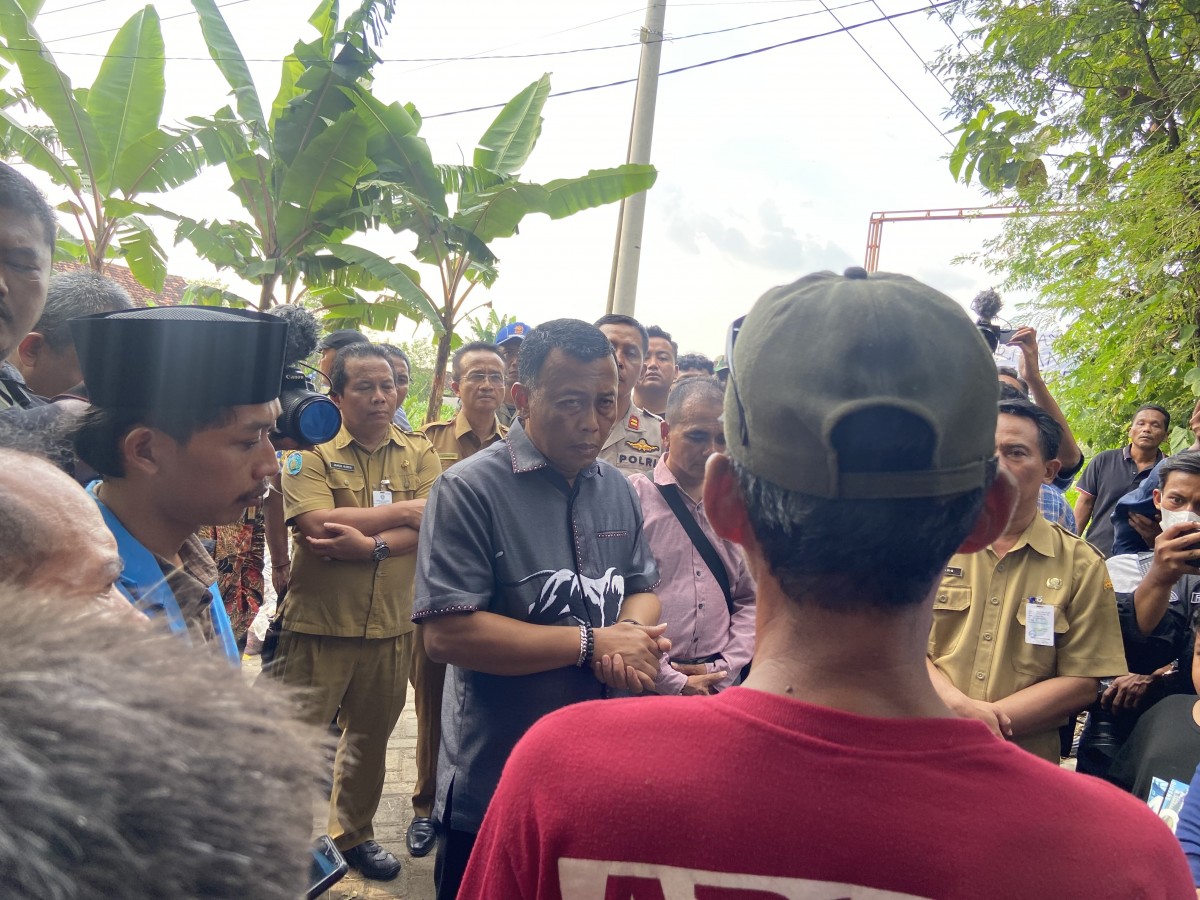 Bupati Ponorogo Sugiri Sancoko saat audiensi dengan warga Desa Mrican terkait TPA Mrican. (Foto: Ahmad Fauzani/jatimnow.com)