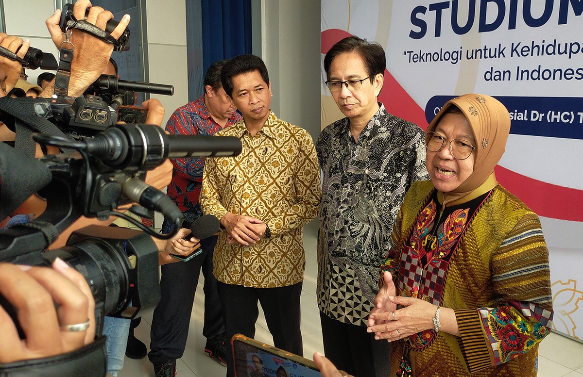 Mensos Tri Rismharini saat berkunjung ke ITS untuk menjadi pamteri General Stadium. (foto: Farizal Tito/jatimnow.com)