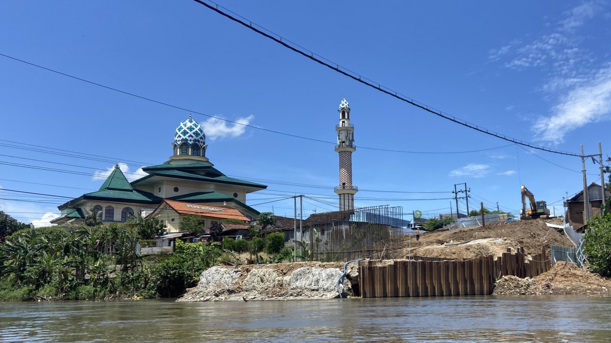 Tampak Jembatan Bandar Ngalim sisi timur dan Masjid Agung. Difoto dari arah selatan. (Foto-foto: Yanuar Dedy/jatimnow.com)