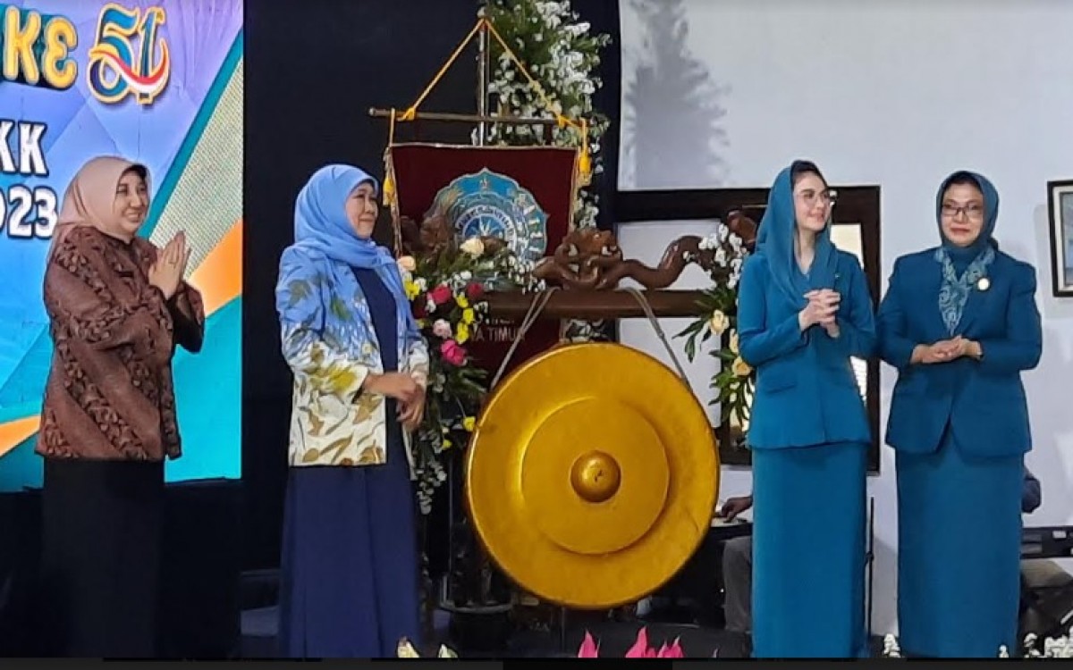 Gubernur Jatim Khofifah Indar Parawansa bersama Ketua TP PKK Provinsi Jawa Timur Arumi Bachsin Emil Dardak saat membuka peringatan Hari Kesatuan Gerak PKK. (Foto: Achmad Supriyadi/jatimnow com)