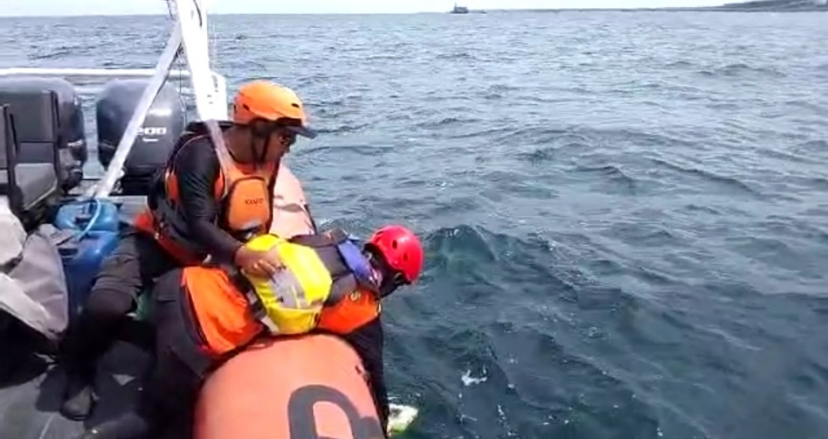 Upaya tim SAR gabungan mencari keberadaan pria asal Trenggalek di Selat Bali (Foto: Pos Basarnas Banyuwangi for jatimnow.com)