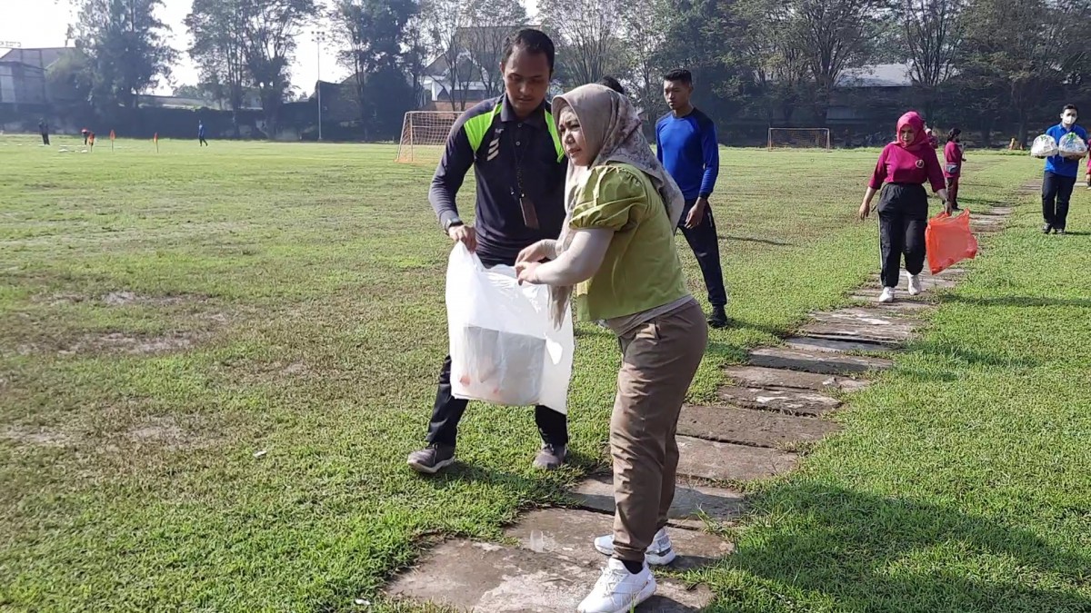 Wali Kota Mojokerto Ika Puspitasari (Ning Ita) saat memungut botol plastik air mineral di acara HUT ke-44 GOW (Foto: Achmad Supriyadi/jatimnow.com)