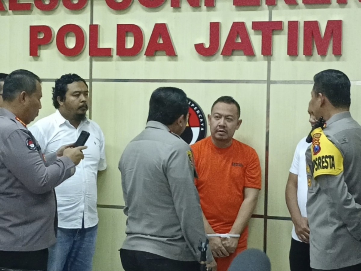 Wahyu Kenzo saat diinterogasi di Polda Jatim. (foto: Rama Indra Surya/jatimnow,com)