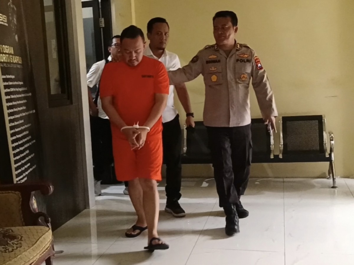 Wahyu Kenzo saat digelandang di Mapolda Jatim. (foto: Rama Indra Surya/jatimnow.om)