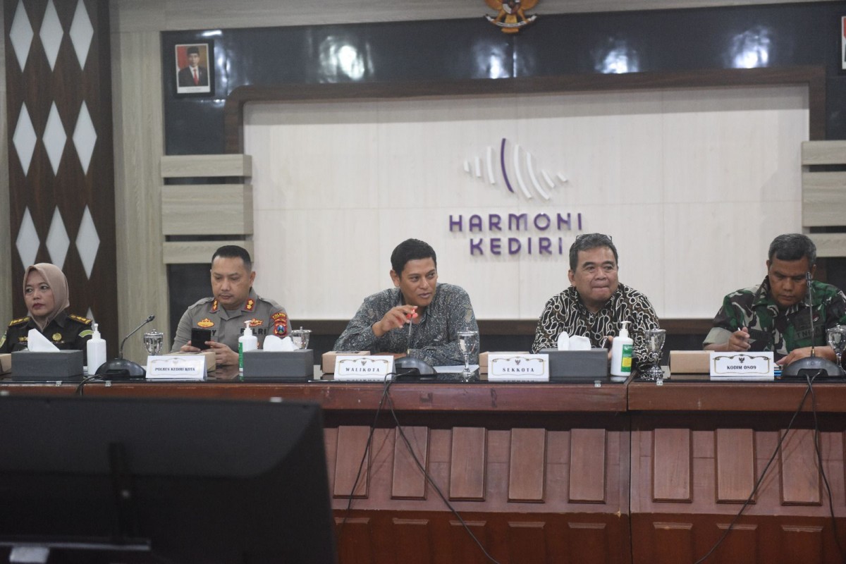 Wali Kota Kediri Abdullah Abu Bakar (tengah) dalam rakor Persik kontra Persebaya. (foto : Humas Pemkot Kediri/jatimnow.com)