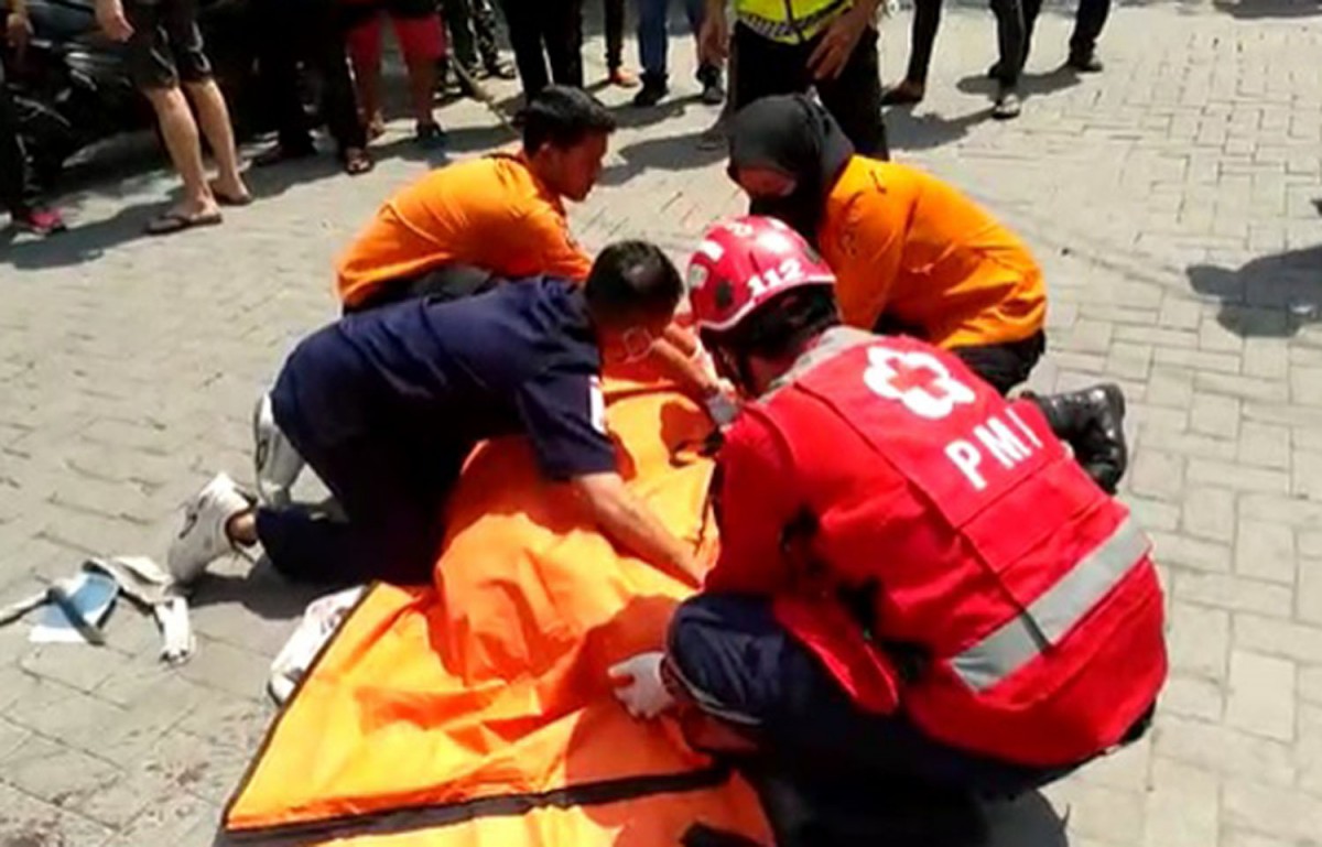 Proses evakuasi wanita penumpang ojol yang tewas dalam kecelakaan di Surabaya (Foto: BPBD Surabaya for jatimnow.com)