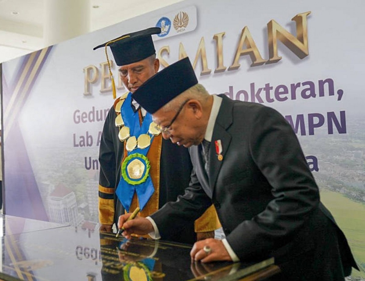 Ma'ruf Amin saat meresmikan gedung Fakultas Kedokteran, Lab Anti-Doping  SLOMPN di Unesa. (foto:  Humas Unesa for jatimnow.com)