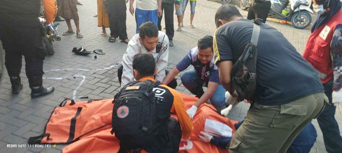 Korban saat dievakuasi petugas. (foto: BPBD Surabaya for jatimnow.com).