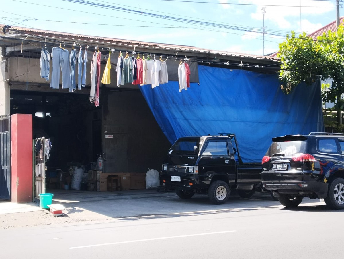 Warga Tulungagung menjemu baju di kabel listrik yang bisa membahayakan orang lain. (foto: Bramanta Pamungkas/jatimnow.com)