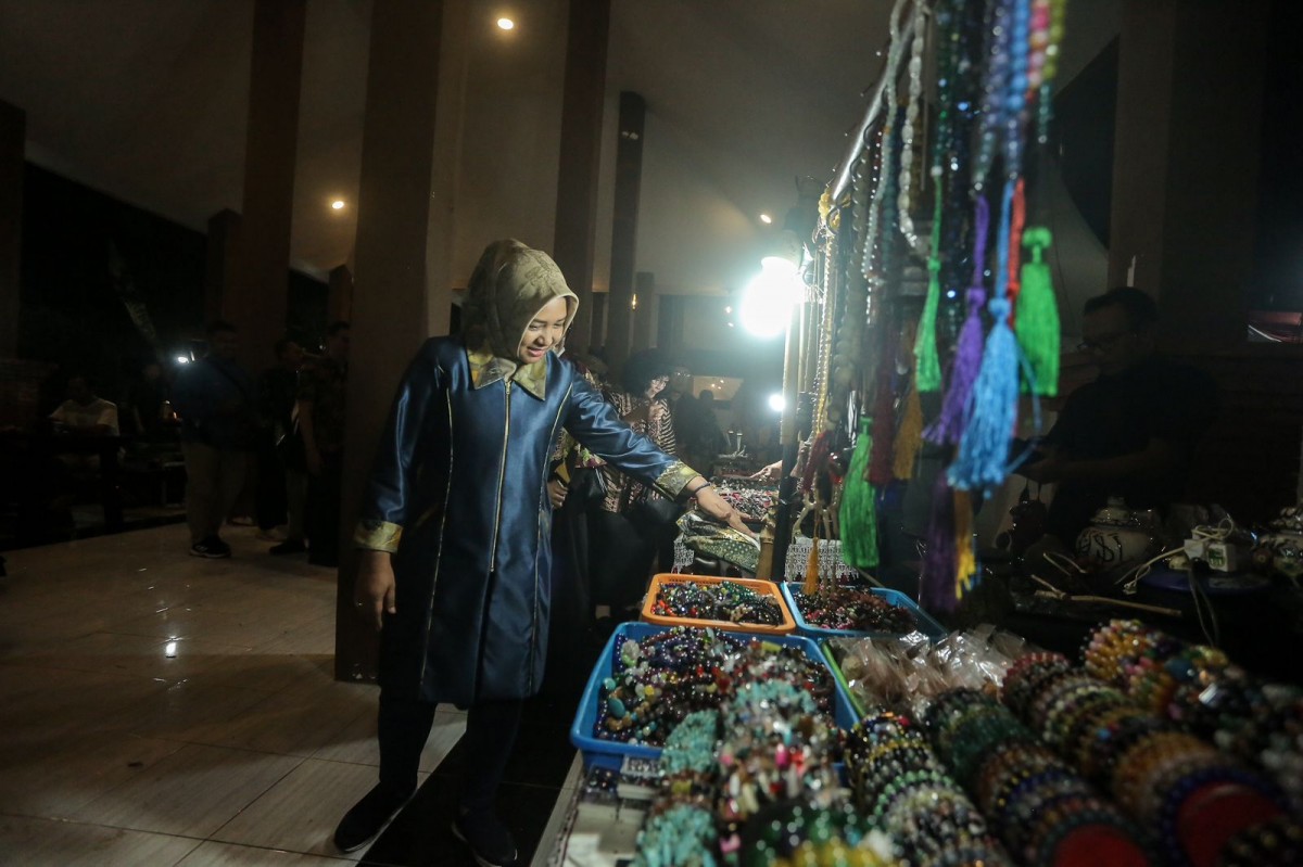 Wali Kota Mojokerto Ika Puspitasari saat menilik batik khas Mojokerto. (Foto: Achmad Supriyadi/jatimnow.com)