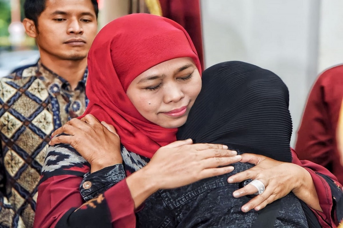 Gelar Doa Bersama, Pelukan Khofifah untuk Keluarga Korban Tragedi Kanjuruhan