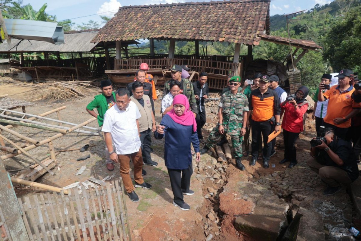 Khofifah Indar Parawansa akan menyiapkan anggaran BTT untuk membantu biaya pembangunan rumah bagi 43 KK yang terdampak tanah gerak di Ponorogo.. (Foto: Humas Pemprov Jatim)